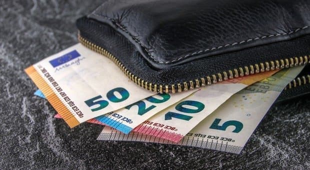 Dimentica il borsello con più di 1.000 euro contanti in ospedale: le guardie lo trovano e lo restituiscono