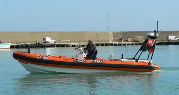 La Guardia Costiera sequestra attrezzi da pesca e "sardellina"