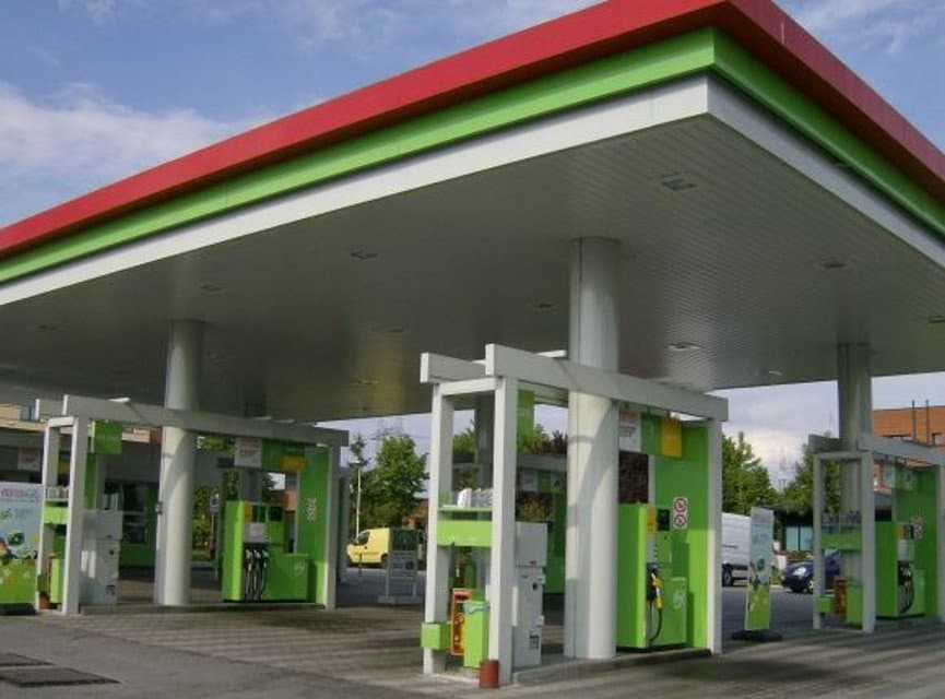 Corigliano, auto si schianta contro una pompa di benzina