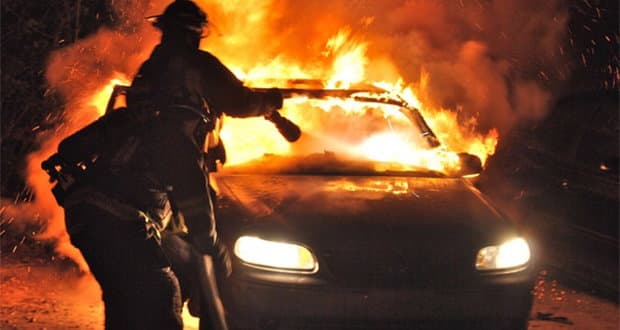 Camigliatello, dà fuoco a una macchina sotto sequestro. Trentenne denunciato