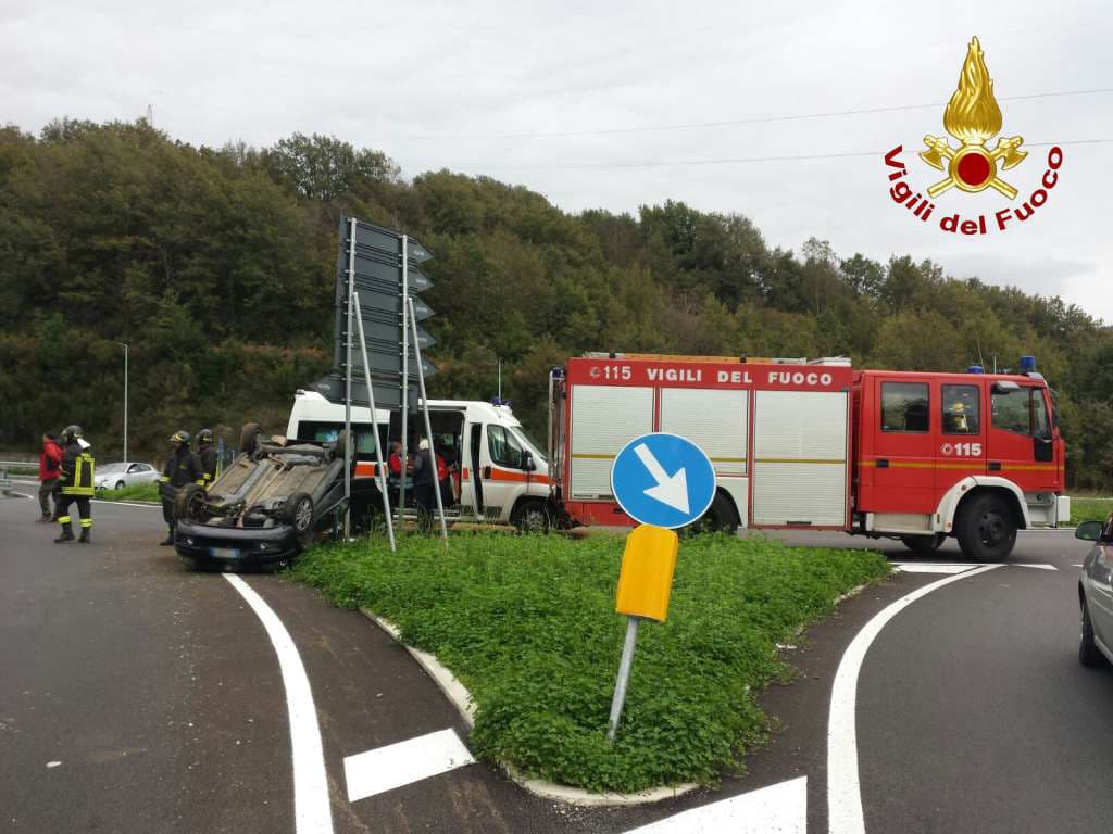 Auto si ribalta, intervengono vigili del fuoco