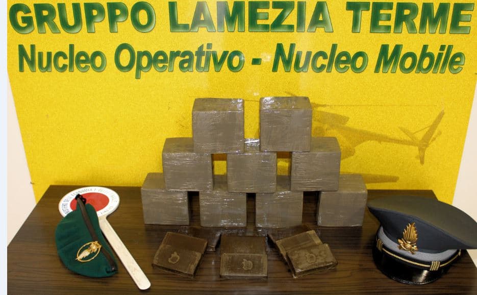 Droga, sequestrati dieci chili di hashish a Lamezia Terme