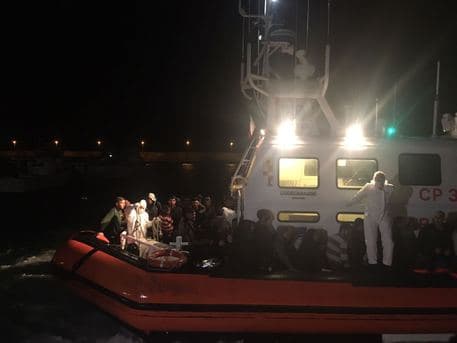 Migranti, 122 soccorsi a largo dello Jonio