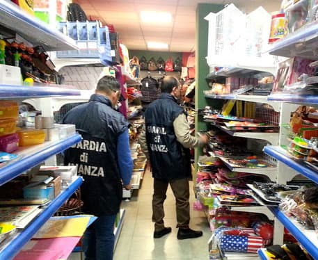 Guardia di Finanza Cosenza sequestra 7 mln di giochi e luci di Natale