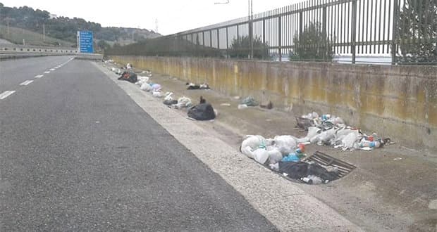 106, cumuli di spazzatura lungo statale