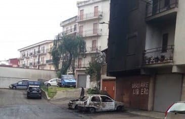 Crosia, altre due auto in fiamme. È allarme