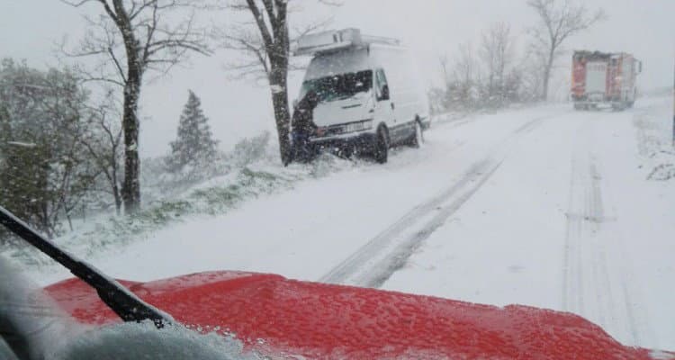 Gelo in Sila, automobilisti in panne