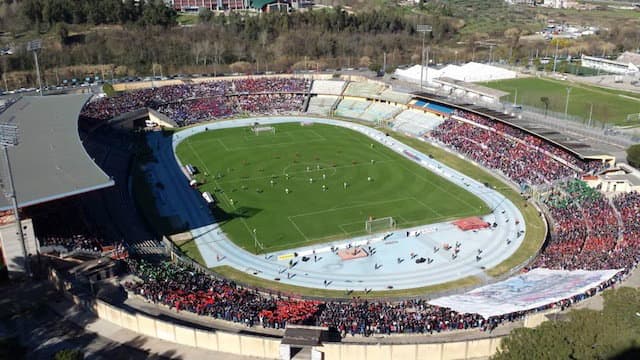 Calcio: Crotone cede in casa. La domenica delle calabresi