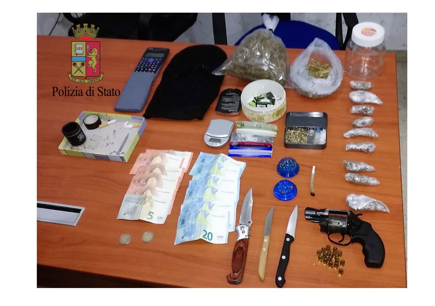 Polizia, un arresto per detenzione ai fini di spaccio