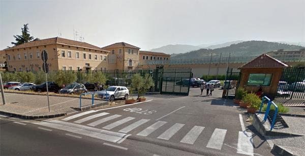 Cosenza: detenuto alta sicurezza aggredisce agente penitenziario