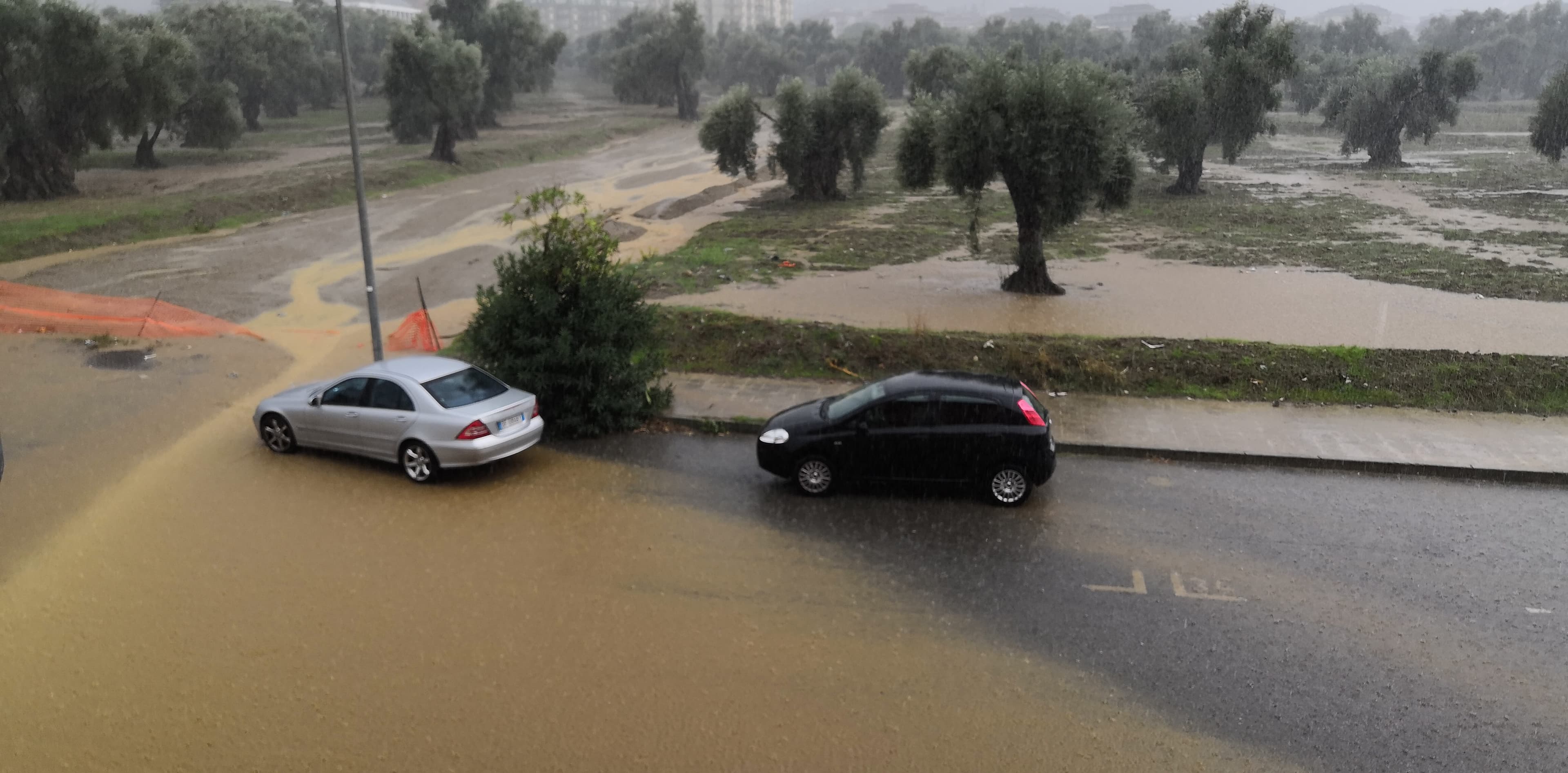 Corigliano-Rossano, allagamenti e smottamenti: traffico in tilt