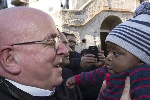 Oliverio: "Chiedo al ministro Salvini di rivedere la sua decisione su Riace"