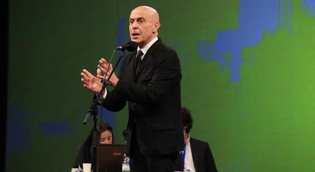 C’è l’annuncio di Minniti: «Mi candido, ma non sono lo sfidante renziano»