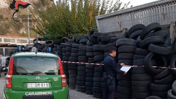 Sequestrato sito di stoccaggio non autorizzato di penumatici