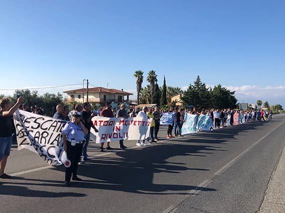 Pescatori calabresi e pugliesi in rivolta a Schiavonea: «L’Ue vuole la nostra estinzione»