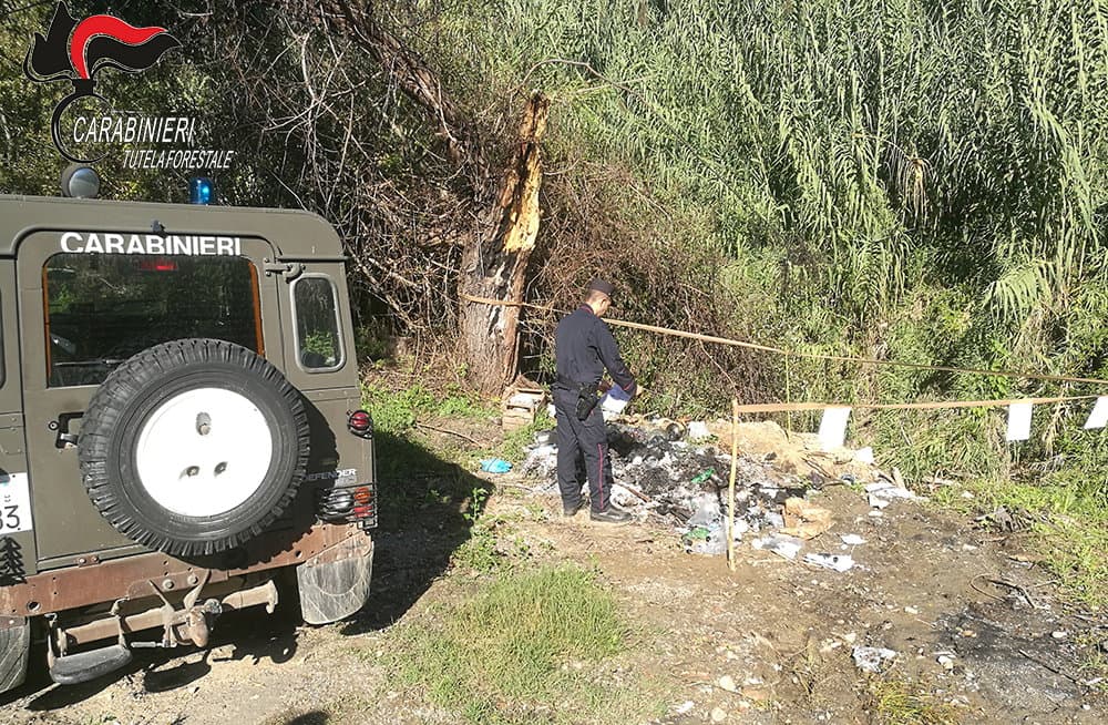 I Carabinieri Forestale di Cosenza denunciano due persone per combustione illecita di rifiuti