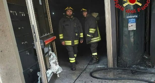 Rifiutano il prestito: uomo getta una Molotov contro la Banca