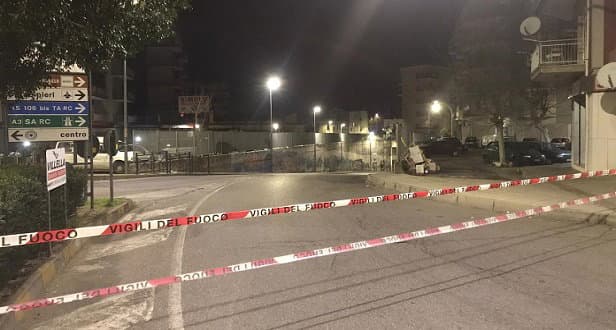 Cadono calcinacci: chiuso il sottopassaggio di Viale De Rosis