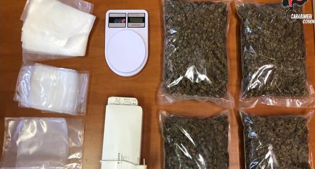 Viaggiava con una fiat uno piena di droga: arrestato dai carabinieri.