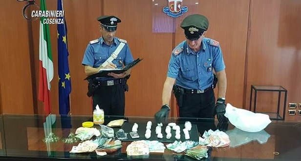 Droga e soldi nel controsoffitto dell’appartamento, arrestati mamma e figlio