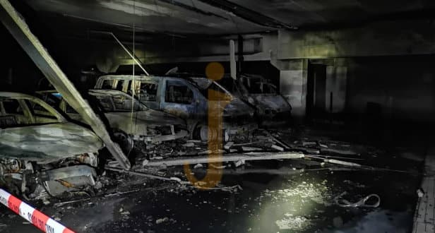 Notte di fuoco a Rossano: in fiamme un intero parcheggio. Sospetta matrice dolosa