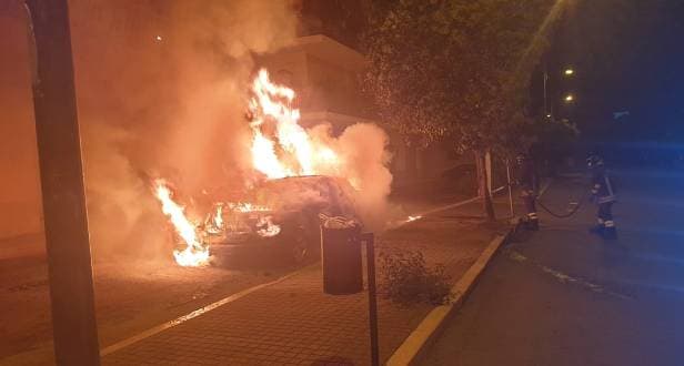 Altra notte di fuoco a Corigliano: in fiamme un'auto