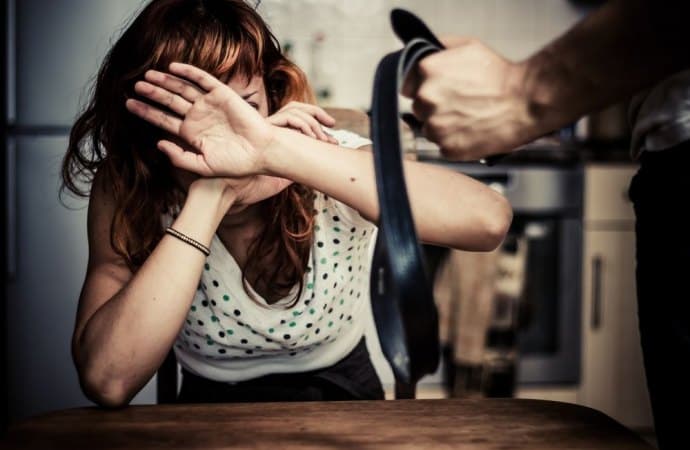 Schiaffi, pungi e offese alla moglie: un uomo viene allontanato da casa