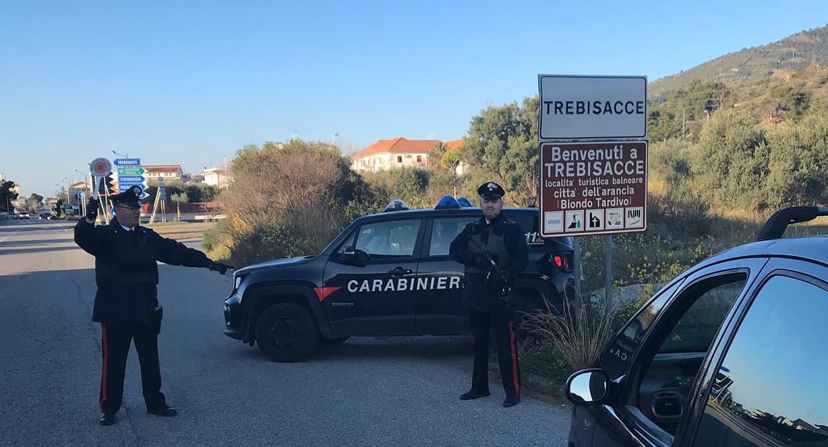 Alla vista dei Carabinieri getta l'eroina dalla moto: arrestato