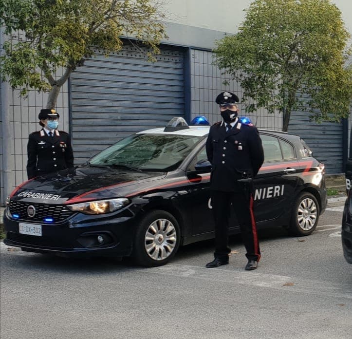 Evade dagli arresti domiciliari con il braccialetto elettronico: beccato dai carabinieri