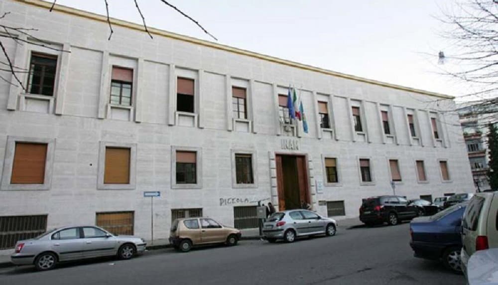 Tamponi e vaccini a parenti e amici, interdetto dirigente dell'Asp di Cosenza