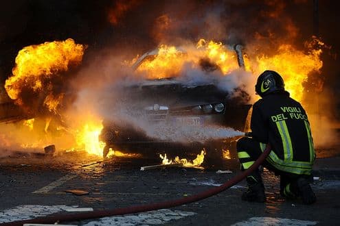 Notte di fuoco a Corigliano-Rossano, in fiamme l'auto di un poliziotto e un furgone utilizzato da braccianti