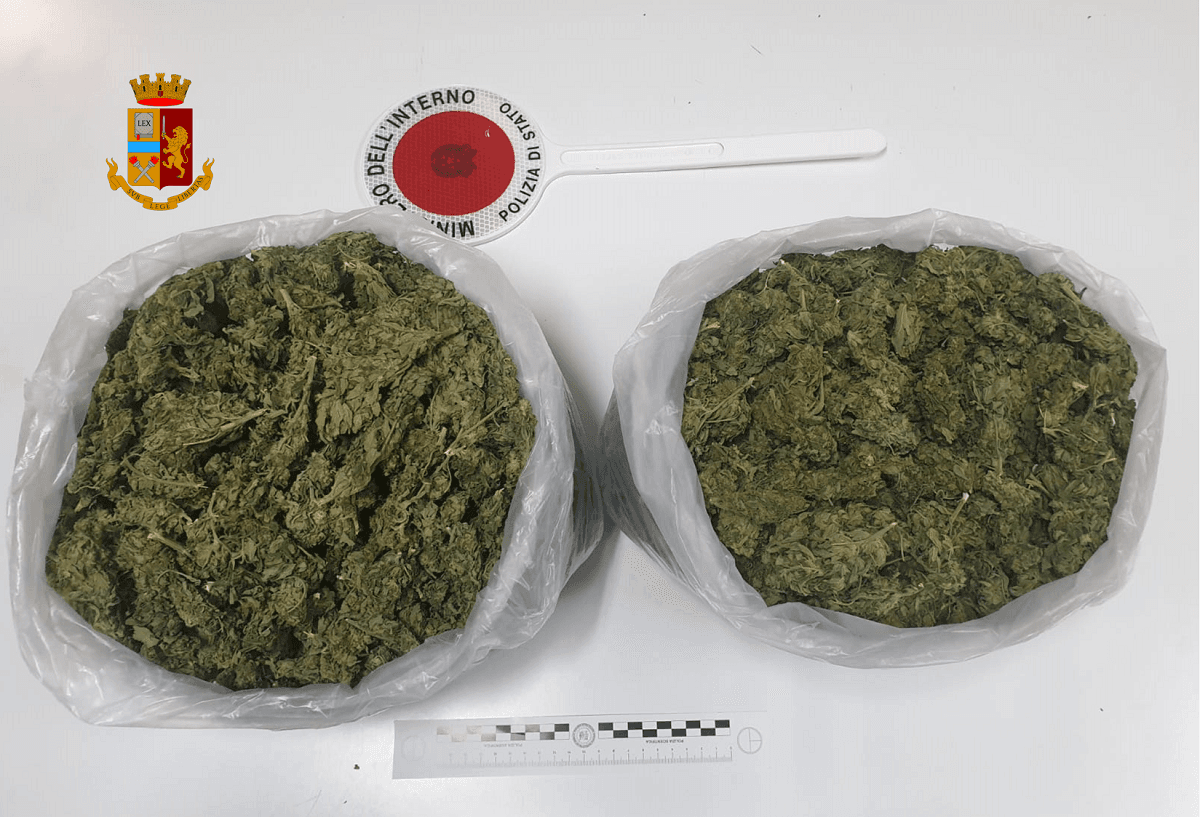 Corigliano-Rossano, 4 giovanissimi sorpresi a trasportare 2 kg di marijuana