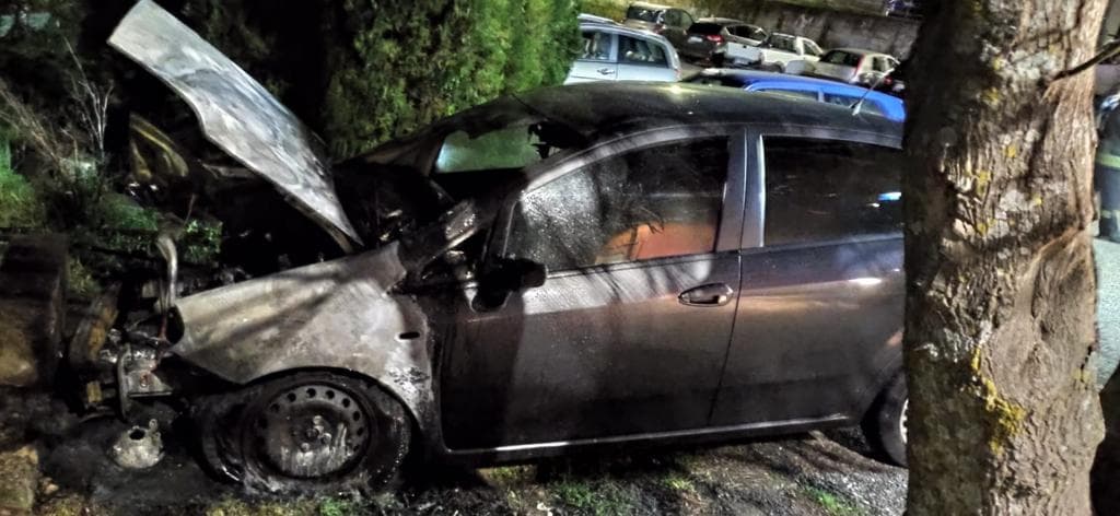 Corigliano-Rossano, ancora un'auto a fuoco nel cuore del centro urbano