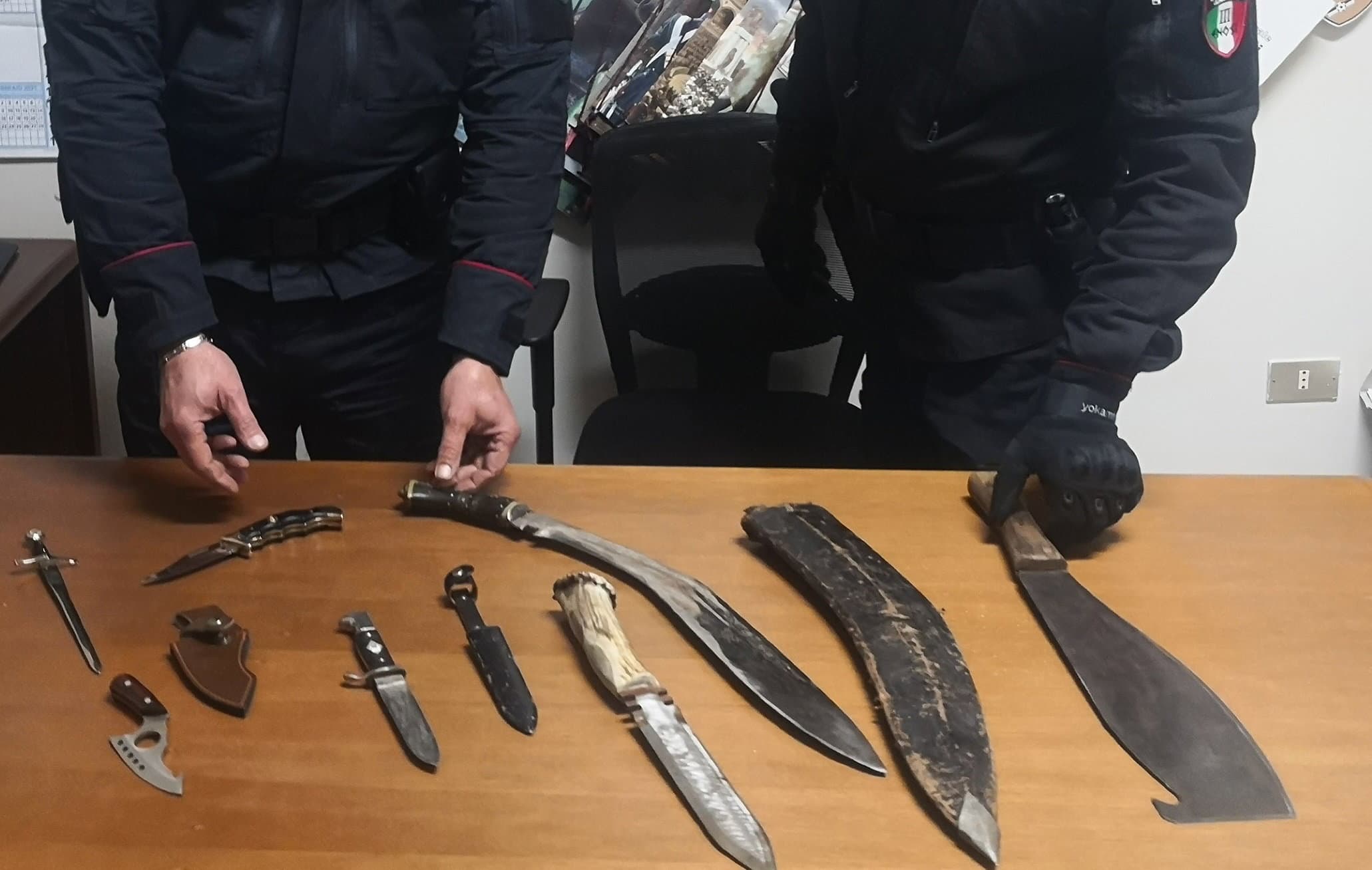 Schiavonea, perseguitava la moglie da mesi: i Carabinieri gli trovano un arsenale dentro casa