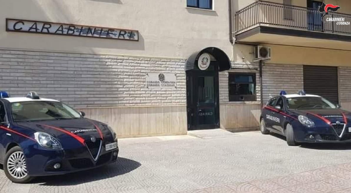 Corigliano-Rossano, evade dai domiciliari per comprare la droga: arrestato