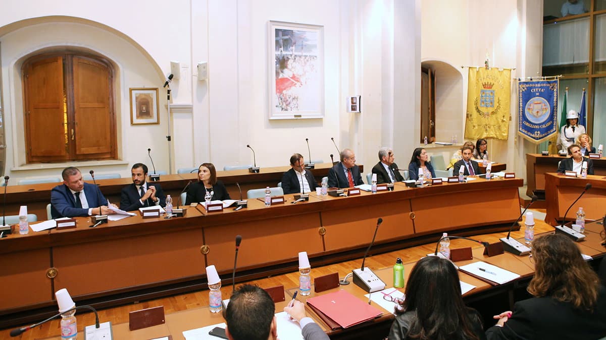 Emergenza cimiteri, Minoranza: «l’incapacità di Stasi è imbarazzante»