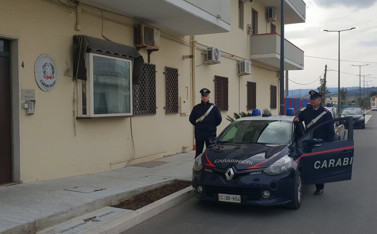 Rocca Imperiale, ubriaco aggredisce un passante e poi i Carabinieri: arrestato