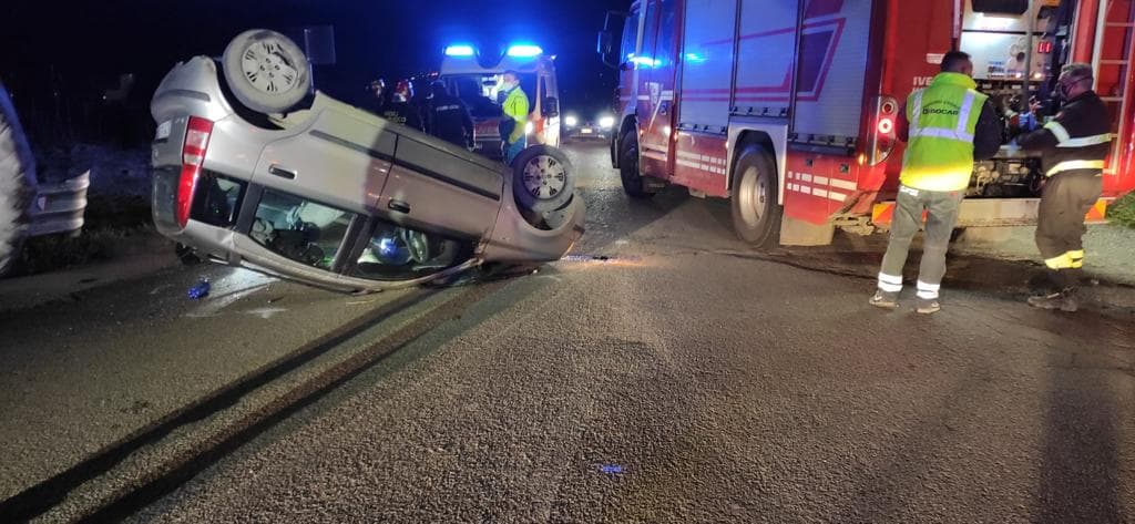 Rocambolesco incidente sulla Statale 106: auto si ribalta. Ferito il conducente