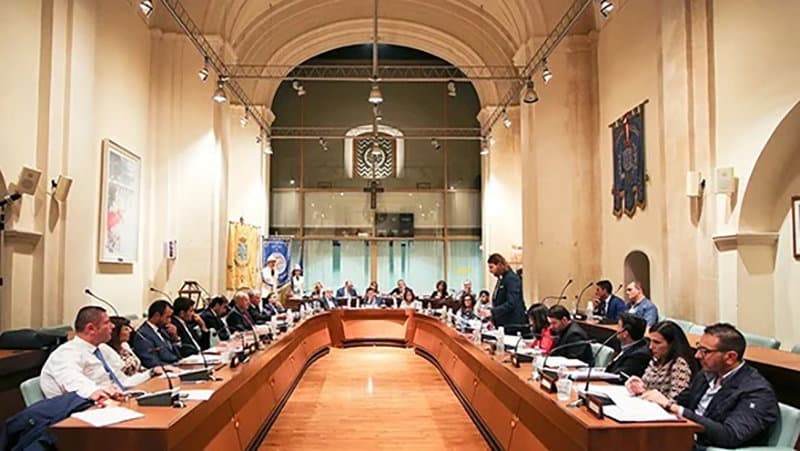 Corigliano-Rossano, la questione cimiteriale e la vertenza della pubblica illuminazione arrivano in Consiglio comunale