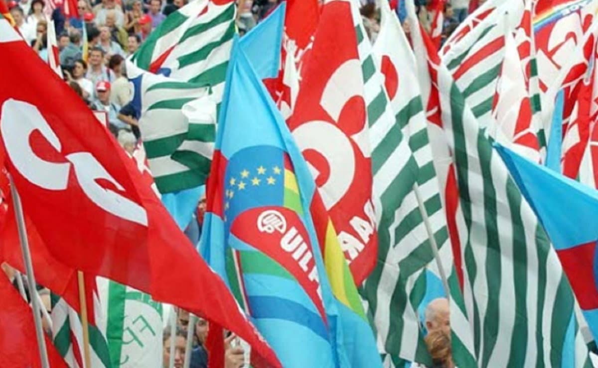 Cosenza, Cgil-Cisl-Uil in piazza con la manifestazione “Vaccini e sanità diritto per tutti”