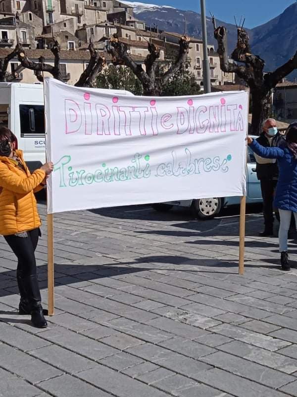 Tirocinanti in piazza a Morano. Chiedono la stabilizzazione