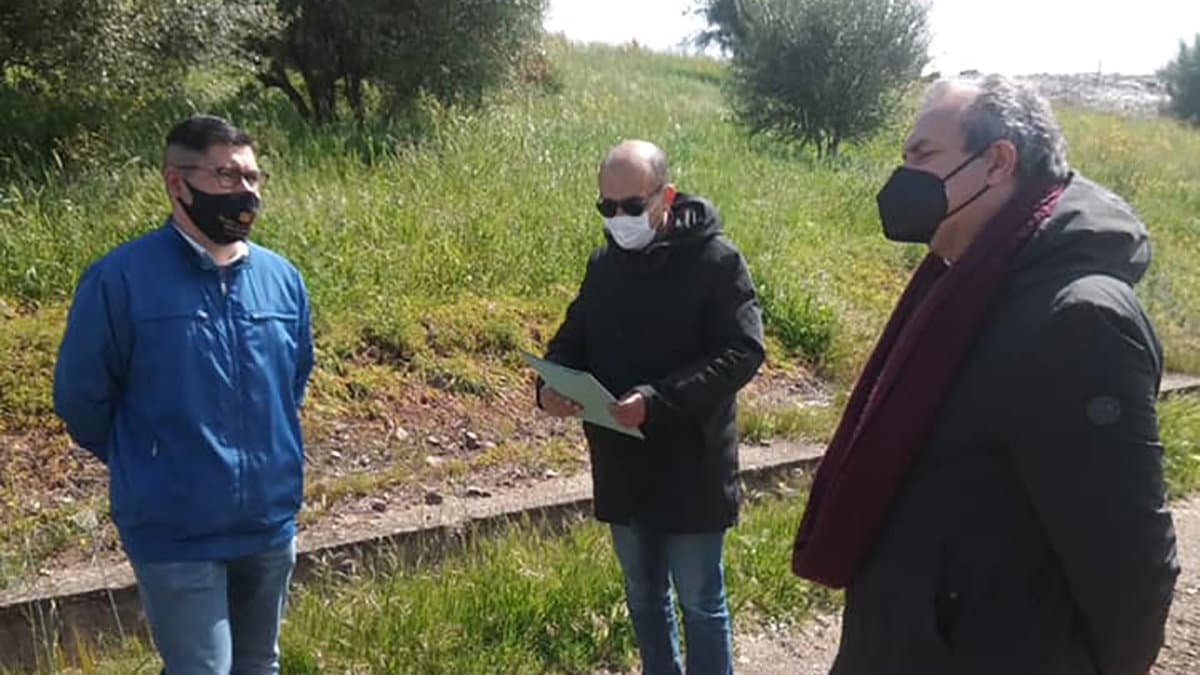 De Magistris in visita a Cassano. La sua prima tappa alla discarica di La Silva