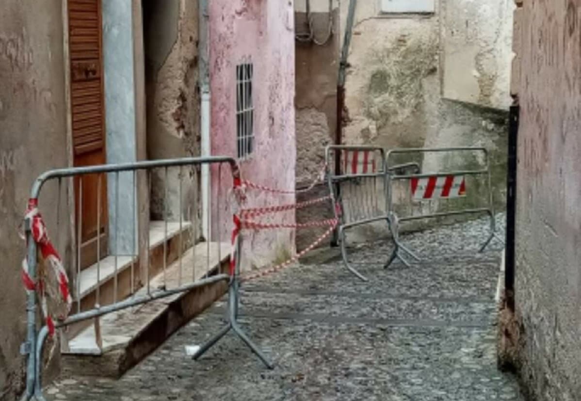 Corigliano-Rossano, Celestino (forum giovani) riprende il «tour del degrado: Crollo nel centro storico»