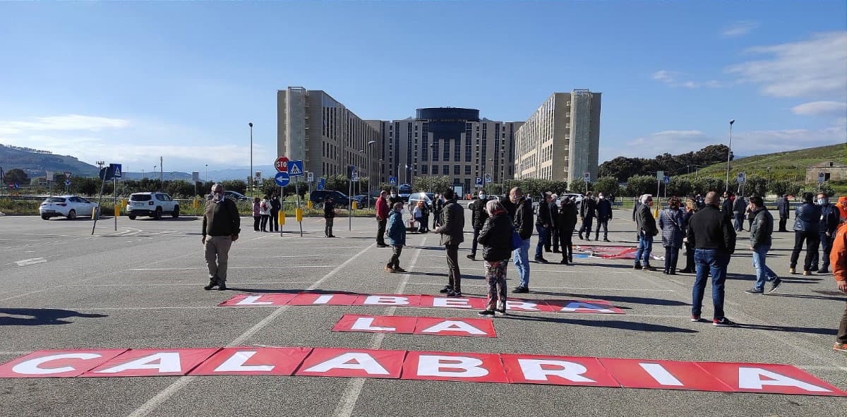 DemA Calabria e il flash mob nel piazzale della Cittadella di Catanzaro il 25 aprile