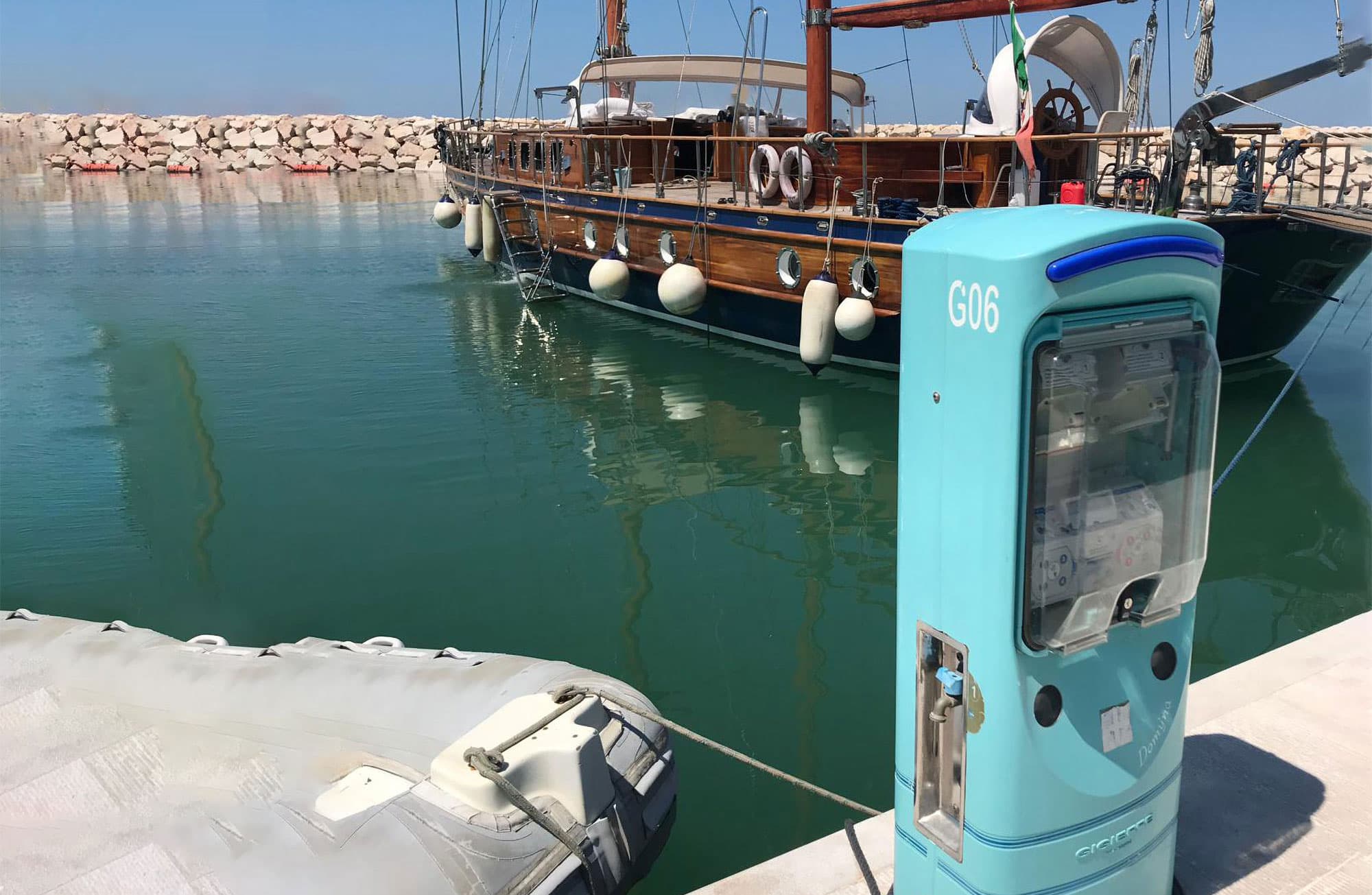Al via la "civilizzazione" del porto di Corigliano-Rossano. Stanno installando le colonnine dei servizi