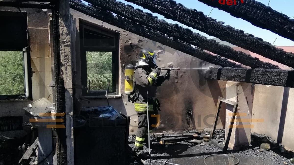 Corigliano-Rossano, tetto di un agriturismo in fiamme a contrada Amica