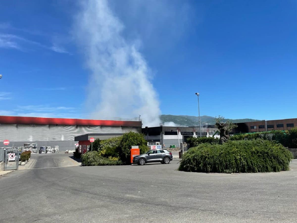 Rende, esplode un forte incendio nei capannoni di Calabria Maceri