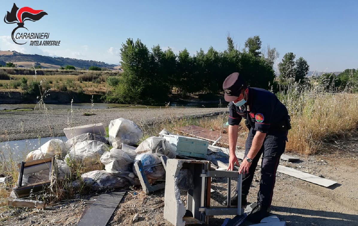 Abbandono di rifiuti sull’argine del Crati: denunciato il rappresentante legale di una azienda