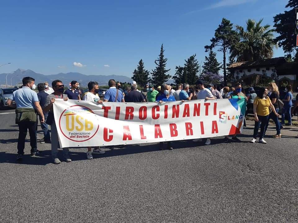 Sibari, i tirocinanti calabresi bloccano il bivio della Statale 106