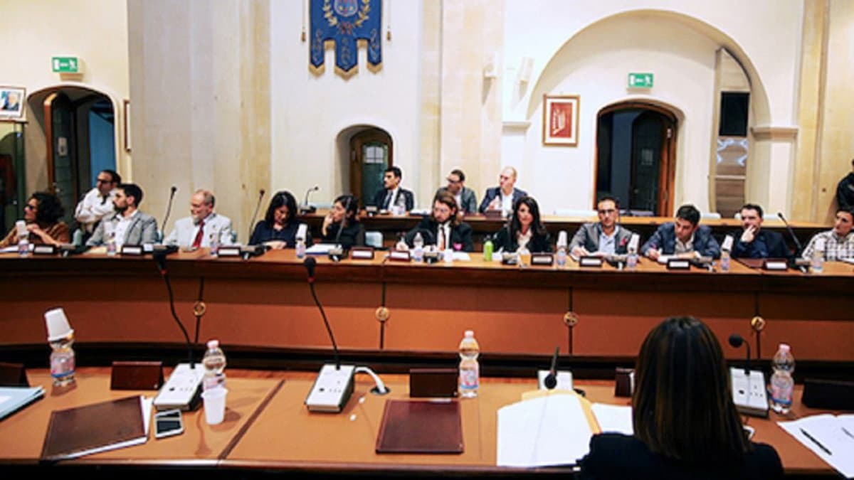 Rifiuti a Co-Ro: «Hanno lasciato 16 milioni di debiti e ancora hanno il coraggio di parlare»